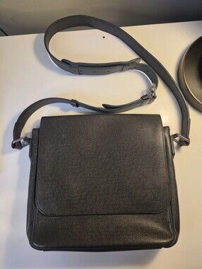 Louis Vuitton Roman MM Taiga Messenger Bag Black Leather W12.59" D10.23" H3.5"